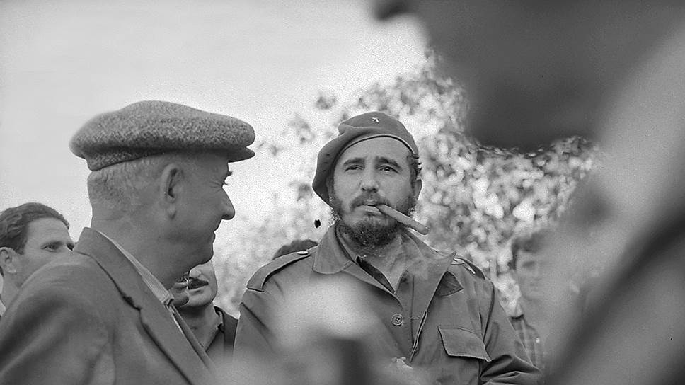 Фидель Кастро 
&lt;br>Кубинский лидер курил с 15 лет. Распрощался он с этой привычкой через 44 года, в 1985 году, и призвал остальных жителей страны последовать его примеру