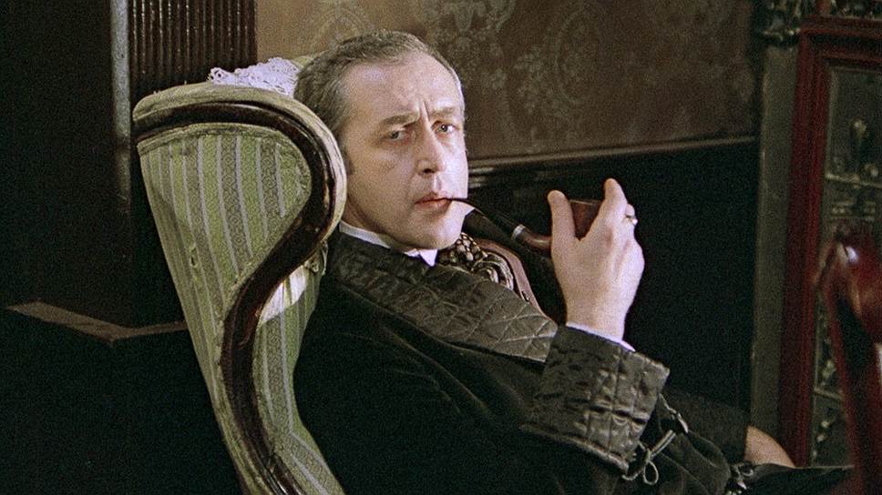 Шерлок Холмс 
&lt;br>«Задача на три трубки», — говорил главный герой рассказов Артура Конан Дойля. Шерлок Холмс курит. В рассказе «Знак четырех» Холмс сообщает о том, что написал монографию, в которой исследовал особенности пепла больше ста сортов табака