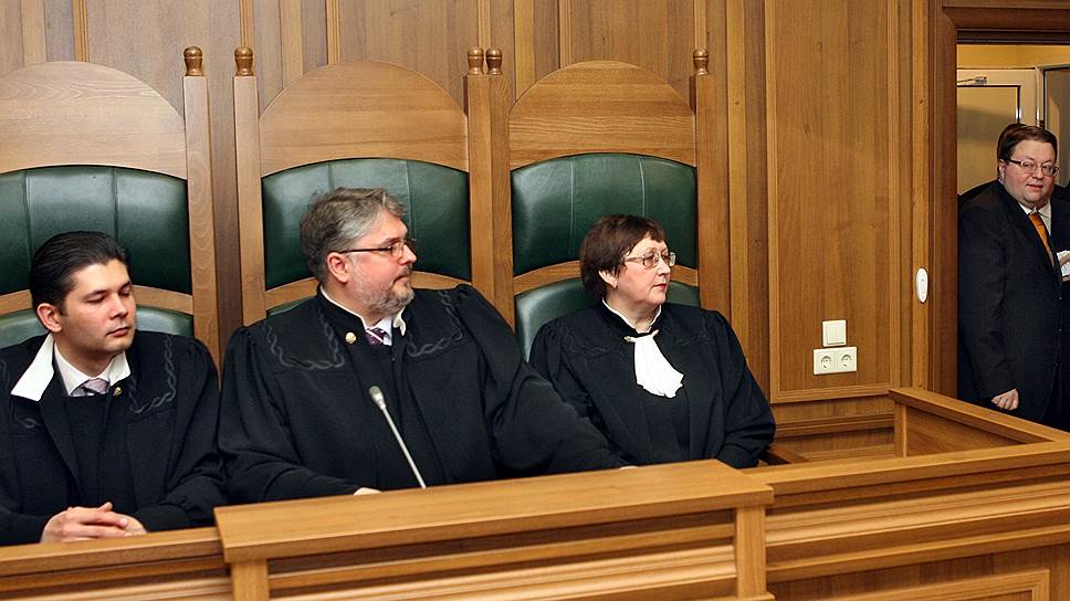 Председатель Высшего Арбитражного суда России Антон Иванов (справа)
