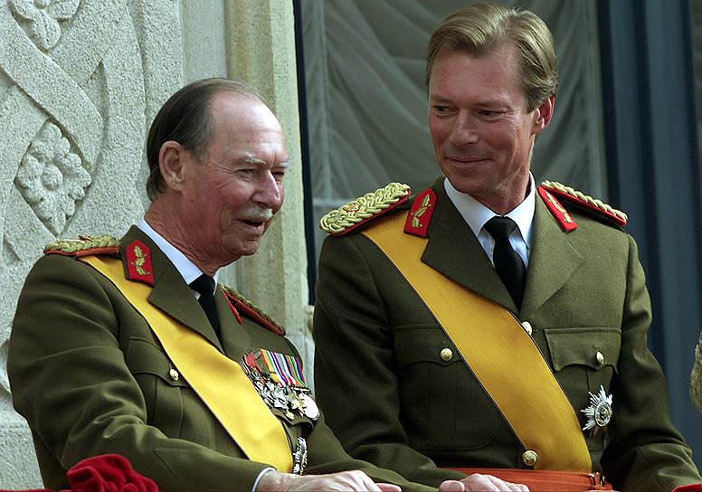 Великий герцог Люксембургский Жан (на фото слева) отрекся от короны в пользу своего сына Анри (справа) 7 октября 2000 года после своего 36-летнего пребывания на троне