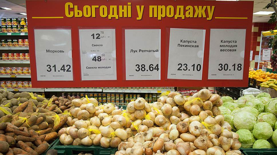 Овощной отдел магазина «Фуршет» и ценники товара в российских рублях