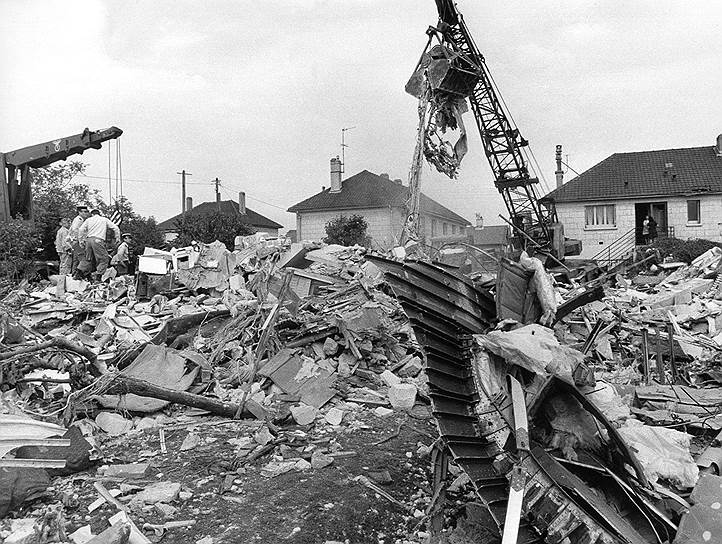 1973 год. Катастрофа Ту-144 на 30-м международном авиасалоне в Ле-Бурже (Франция). Погибли 14 человек — шесть членов экипажа и восемь человек на земле