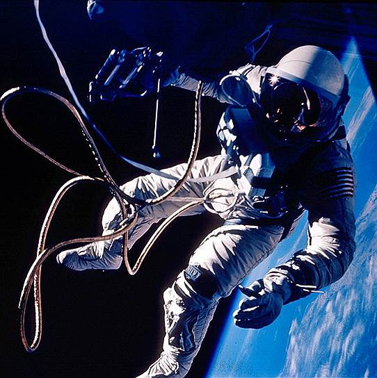 1965 год. Эдвард Уайт стал первым американским астронавтом, вышедшим в открытый космос. Выход был совершен во время полета на корабле «Джемини-4»