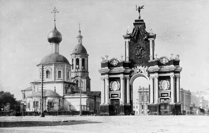 1927 год. В Москве были снесены Красные ворота, возведенные в Москве в 1709 году по приказу Петра I в честь победы в Полтавской битве