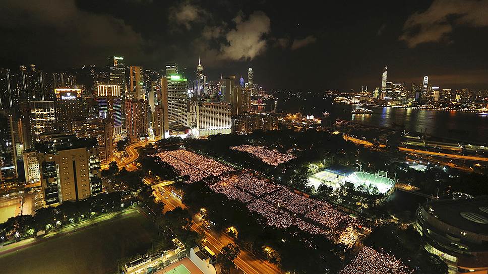Десятки тысяч человек с зажжеными свечами собрались в Виктория-Парке в Гонконге, чтобы помянуть погибших на площади Тяньаньмэнь в Пекине в 1989 году