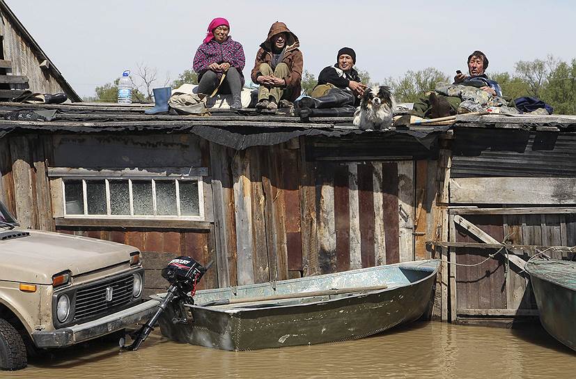 Жители поселка Усть-Чариш Алтайского края во время наводнения