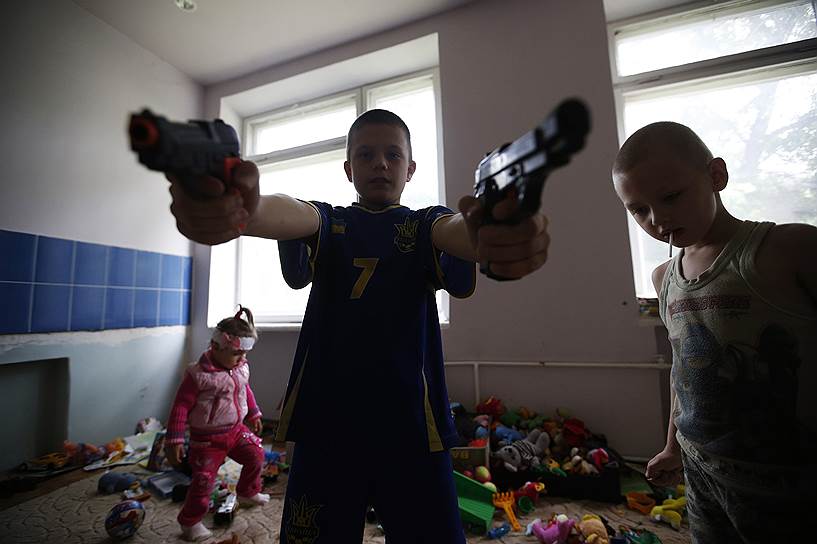 Дети-беженцы из Славянска играют в общежитии в Иловайске Донецкой области