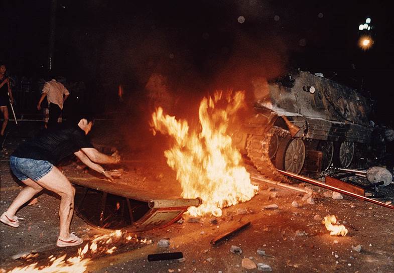 1989 год. Подавление студенческой демонстрации на площади Тяньаньмэнь в Пекине (Китай). В результате столкновений погибли как мирные жители, так и военнослужащие. Оценки числа погибших варьируются от 400-800 до 3 тыс. человек, число раненых оценивают от 7 до 10 тыс. человек