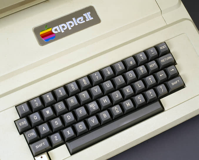 1977 год. Вышел первый серийный продукт компании Apple — компьютер Apple II