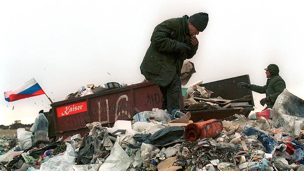 Бездомные во время разгрузки мусора на свалке ООО «Полигон &quot;Кучино&quot;»