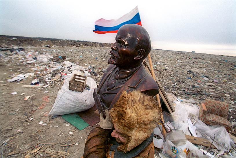Бездомный несет бюст Ленина, найденный им на свалке мусора ООО «Полигон &quot;Кучино&quot;» в поселке Салтыковка, Московская область. Свалка существует с 1970-х годов