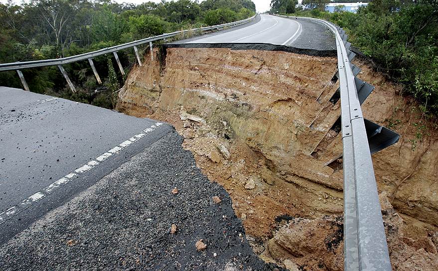 2007 год. Восемь человек погибли в результате сильнейшего за последние 30 лет шторма в австралийском штате Новый Южный Уэльс &lt;br>На фото: рухнувший участок дороги на центральном побережье штата Новый Южный Уэльс