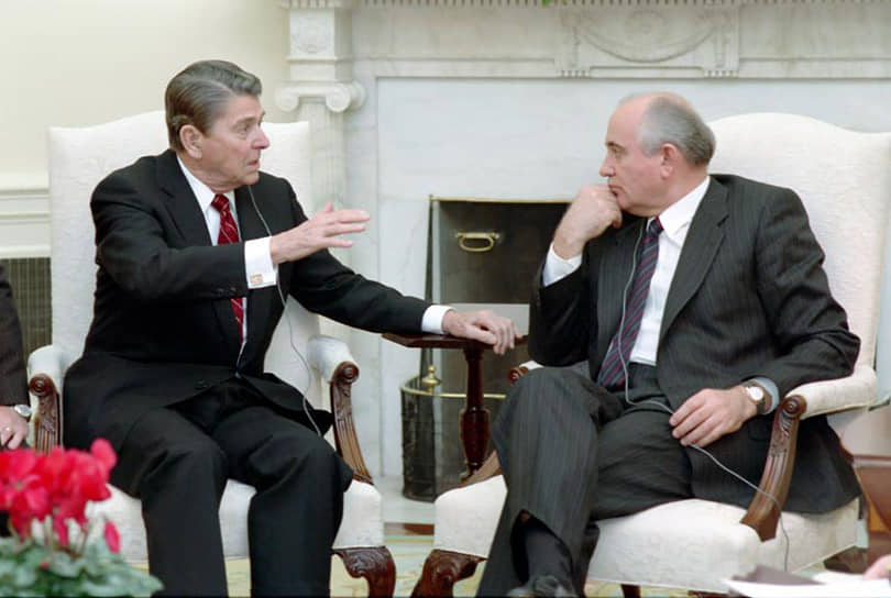 Михаил Горбачев о Рейгане: «Рональд Рейган для меня великий президент, с ним советскому руководству удалось начать очень важный, трудный диалог. Он оказался тем государственным деятелем, который, несмотря на все разногласия, проявил дальновидность и решимость пойти навстречу нашим предложениям»
&lt;br> В декабре 1987 года Рейган и Горбачев открыли новую эру в мировой истории, обозначив конец непримиримой вражды двух мировых систем и начав сокращение вооружений