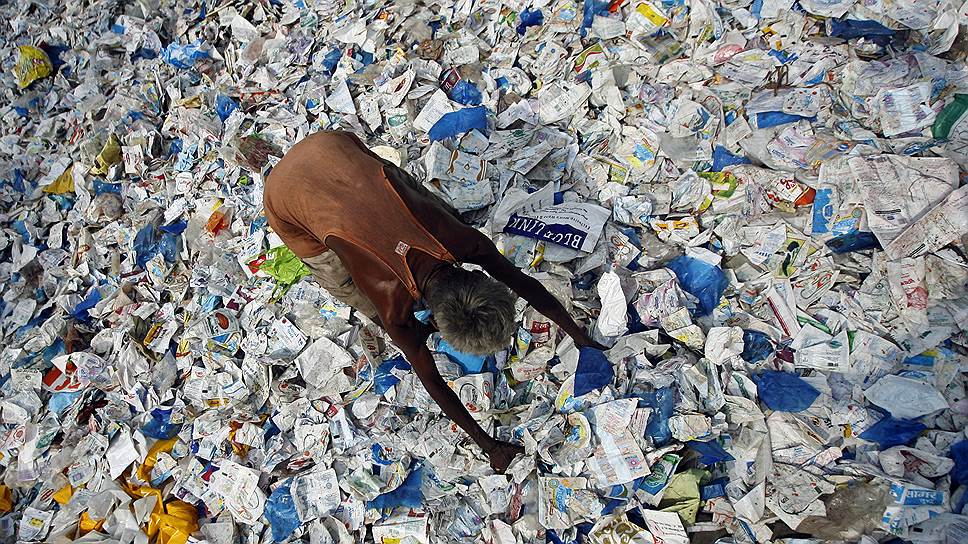 Рабочий собирает для утилизации пластиковые мешки в Мумбае, Индия. Страна поставила себе цель сократить количество выбросов парниковых газов до 2020 года