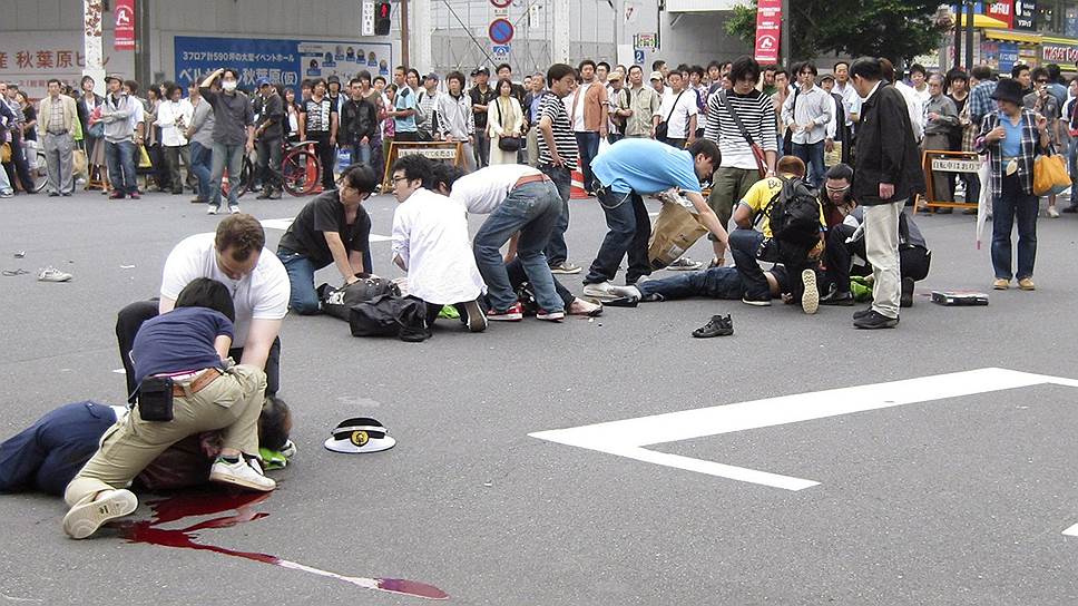 2008 год. Житель Токио (Япония) Томохиро Като врезался на грузовике в толпу, после чего вышел из машины и бросился на людей с ножом. 7 человек погибли, 10 получили ранения