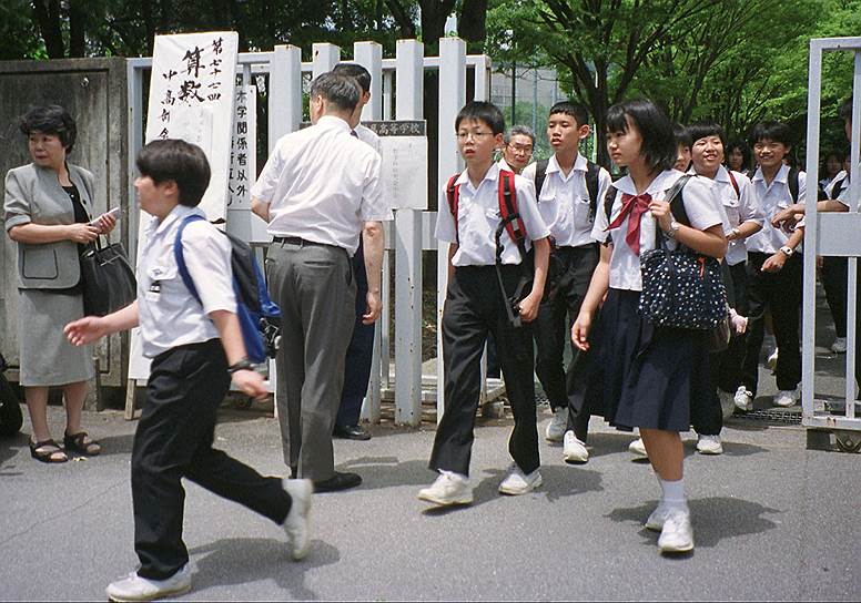 2001 год. Мамору Такума зарезал 8 детей в начальной школе Осаки (Япония) &lt;br>На фото: учащиеся школы в Осаке