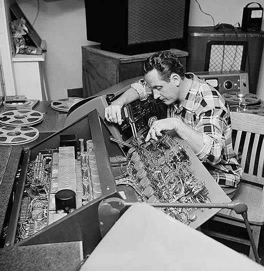 Во время Второй мировой войны Лес Пол был призван в радиослужбу армии США. После войны он работал в студиях Лос-Анджелеса в качестве аккомпанирующего гитариста для различных исполнителей. Один из них, Бинг Кросби, предоставил Полу один из самых ранних звукозаписывающих аппаратов, позволявших перезапись с магнитной пленки на пленку