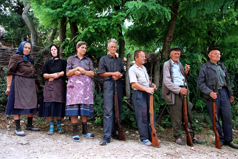 Вскоре число жертв войны в Косово оценивалось уже в 1 тыс. человек. Более 230 тыс. беженцев покинули регион&lt;br>На фото: сербские мужчины встречают своих жен после возвращения с фронтовых позиций в косовском селе Белика, 15 июля 1998 года