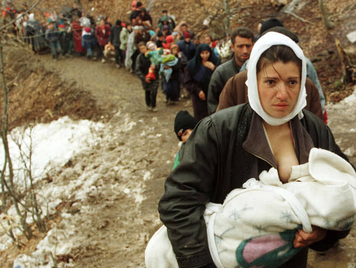 Бывший президент Сербии Томислав Николич, начинавший свою политическую карьеру как радикальный националист, не допускавший никаких уступок по косовскому вопросу, заявлял: «Меня никогда не признают президентом в Приштине»&lt;br>На фото: албанские беженцы на пути в Македонию, 30 марта 1999 года