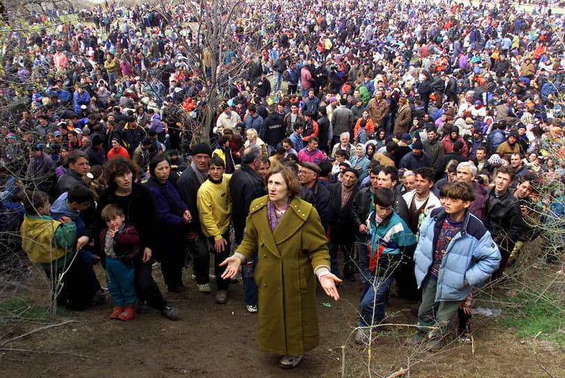 Не все просто и с северным Косово. Хотя подавляющее большинство населения там составляют сербы, существует один крупный албанский анклав&lt;br>На фото: албанские беженцы столпились перед македонскими полицейскими в буферной зоне, 1 апреля 1999 года
