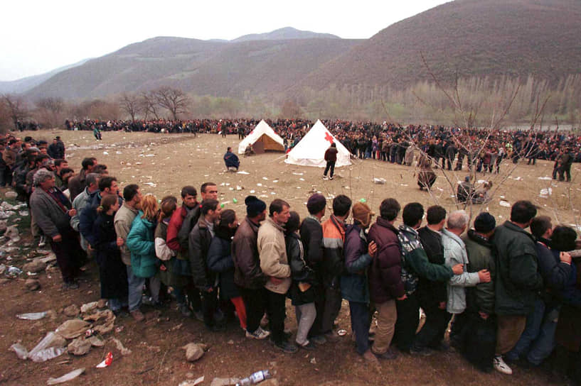 Даже спустя много лет после активной фазы конфликта в Косово край характеризуется высоким уровнем преступности и большой долей теневой экономики&lt;br>На фото: косовские беженцы в очереди на регистрацию к палатке Красного Креста, 2 апреля 1999 года