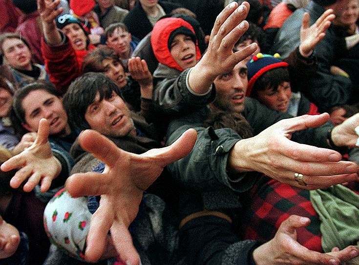 В 2008 году главный прокурор международного трибунала по бывшей Югославии Карла дель Понте написала книгу «Охота: я и военные преступники». Она подробно рассказала о похищении албанцами в 1999 году 300 сербов, впервые сообщив о фактах похищения людей с целью продажи их внутренних органов. В 2010-м в Косове была раскрыта сеть «черных трансплантологов». Косовские власти категорически отвергли все обвинения в торговле человеческими органами&lt;br>На фото: косовские беженцы в очереди за едой в македонском лагере, 3 апреля 1999 года 