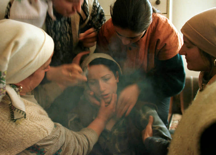 Протесты часто сопровождались погромами представительств тех стран, которые объявили о признании независимости Косово&lt;br>На фото: женщина плачет на похоронах мужа, Косово, январь 1999 года