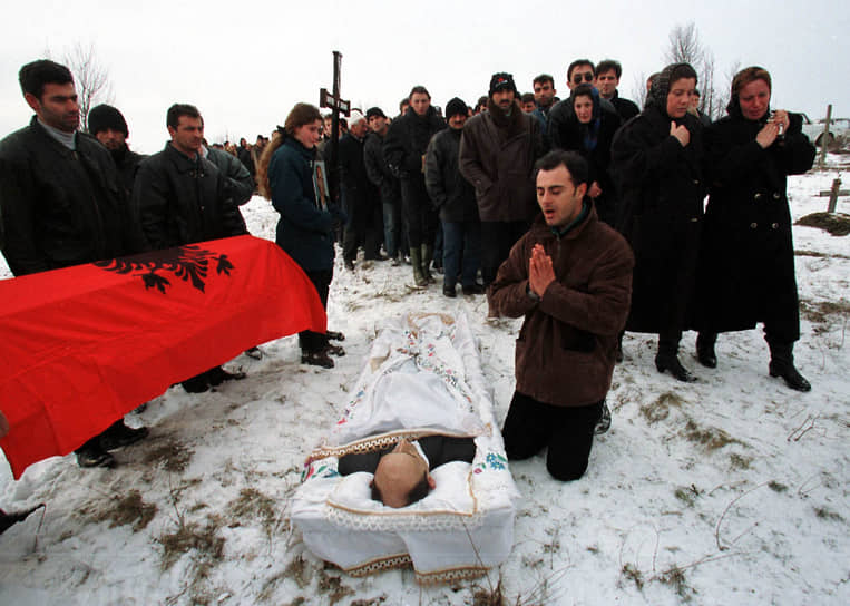 Вслед за этим по большей части территории Косово прокатилась волна празднеств, а по Сербии и тем районам Косово, где большинство населения составляют сербы,— волна протестов&lt;br>На фото: похороны учителя в Косово, 1999 год 
