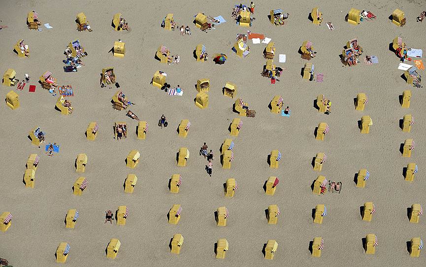 Отдыхающие на пляже в Травемюнде, Германия