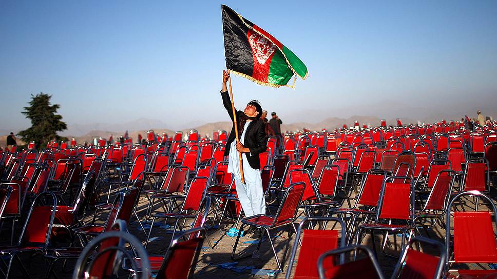 Сторонник кандидата в президенты Афганистана Абдуллы Абдуллы после предвыборного митинга в Кабуле
