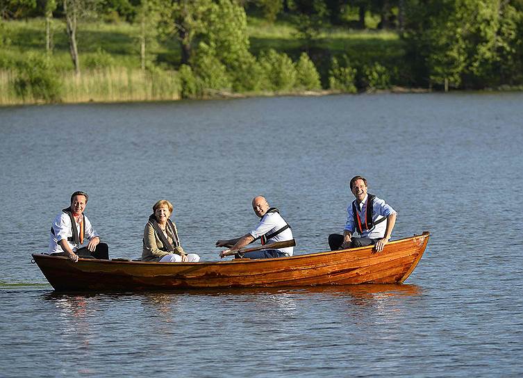 Премьер-министр Великобритании Дэвид Кэмерон, канцлер Германии Ангела Меркель, премьер-министр Швеции Фредрик Райнфельдт и премьер-министр Нидерландов Марк Рютте отдыхают на озере в резиденции господина Райнфельдта в Харпсунде