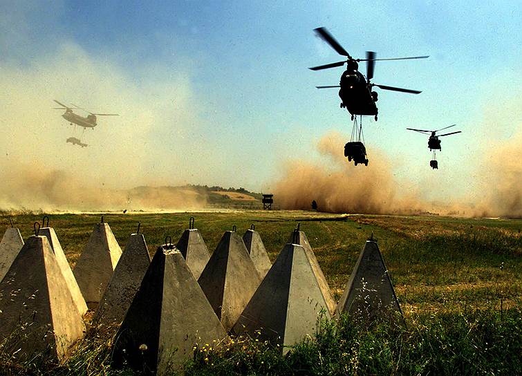1999 год. Косовская война: НАТО приостанавливает воздушные удары после того, как Слободан Милошевич соглашается вывести сербские войска из Косово