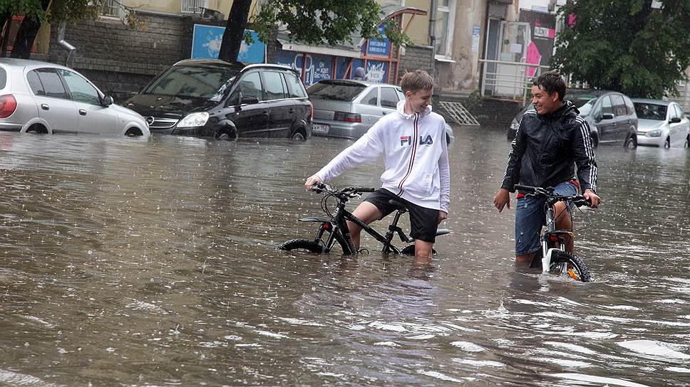 Последствия проливного дождя в Нижнем Новгороде