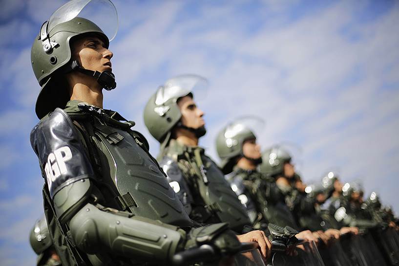 Обеспечивать безопасность на чемпионате мира, который пройдет в 12 городах Бразилии, будут свыше 150 тыс. военных и полицейских