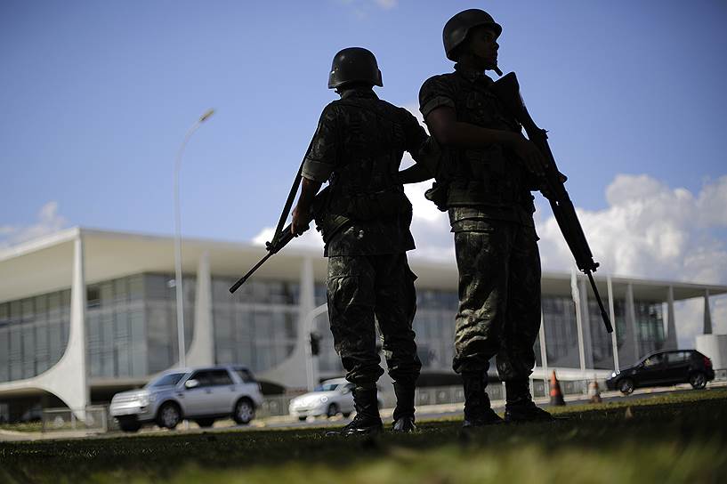 В конце мая министр обороны Бразилии Селсу Аморим сообщил, что на обеспечение безопасности во время ЧМ Бразилия направила около $0,9 млрд. Ранее безопасность на время проведения чемпионата гарантировала президент страны Дилма Руссеф
