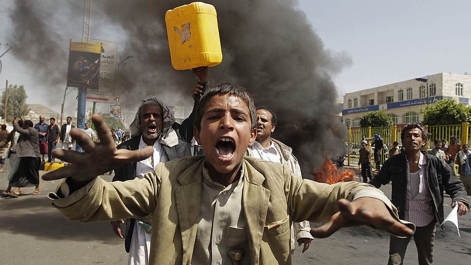 Демонстранты в городе Санаа протестуют против начавшегося в Йемене дефицита топлива