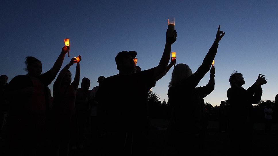 Зажжение свечей в память о погибших во время стрельбы в старшей школе Reynolds штата Орегон, США 