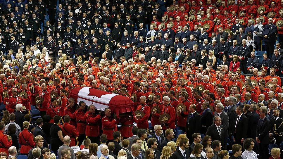 Церемония прощания с тремя полицейскими из Королевской канадской конной полиции, которые были расстреляны на прошлой неделе во время полковых похорон в городе Монктон