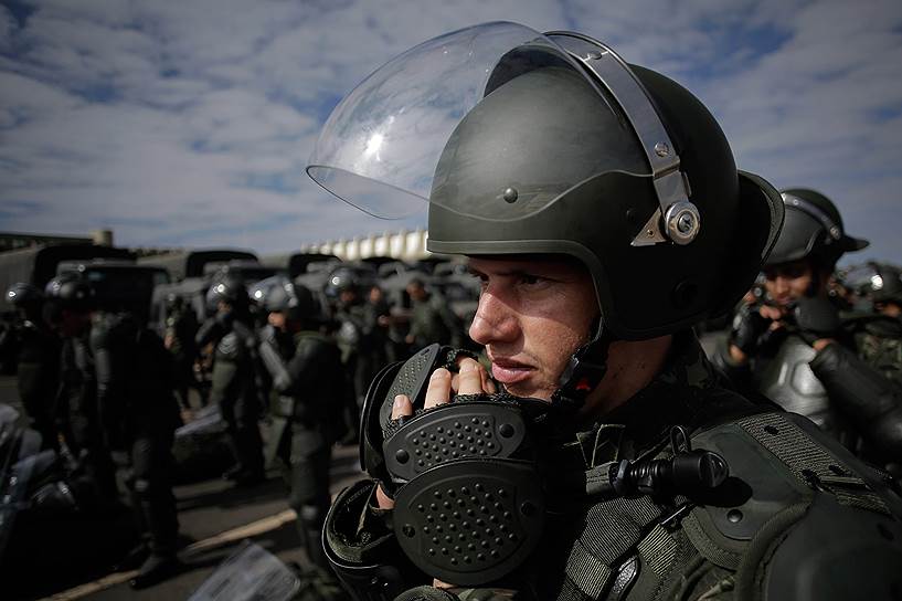 В рамках второго направления бразильская армия будет контролировать воздушное пространство и границы, предотвращать террористические акты, предупреждать и отражать химические, биологические и ядерные атаки, а также защищать киберпространство