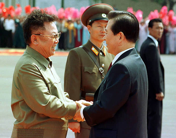 2000 год. В Пхеньяне прошла первая встреча между лидерами Северной и Южной Кореи — Ким Чен Ира и Ким Дэ Джуна 