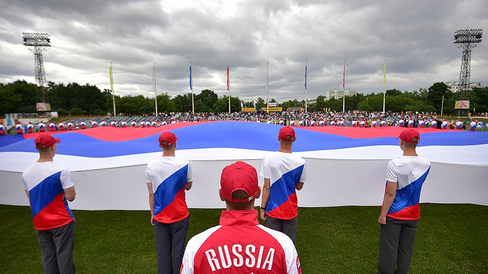 Торжественная церемония «Самый большой флаг России» на стадионе «Москвич»