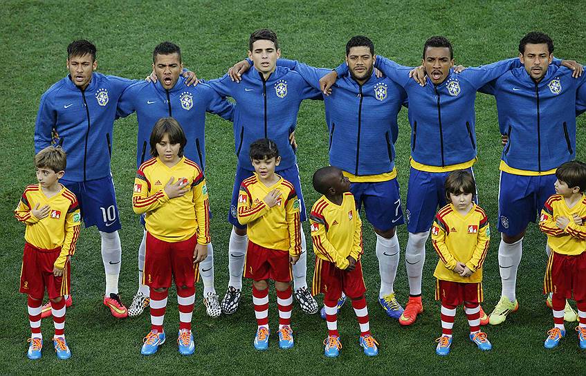 Сборные Бразилии (на фото) и Хорватии спели национальные гимны перед началом игры