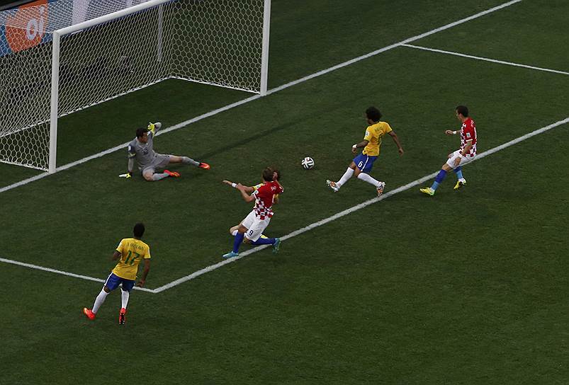 Уже на 11-1 минуте гол в собственные ворота забил бразилец Марсело