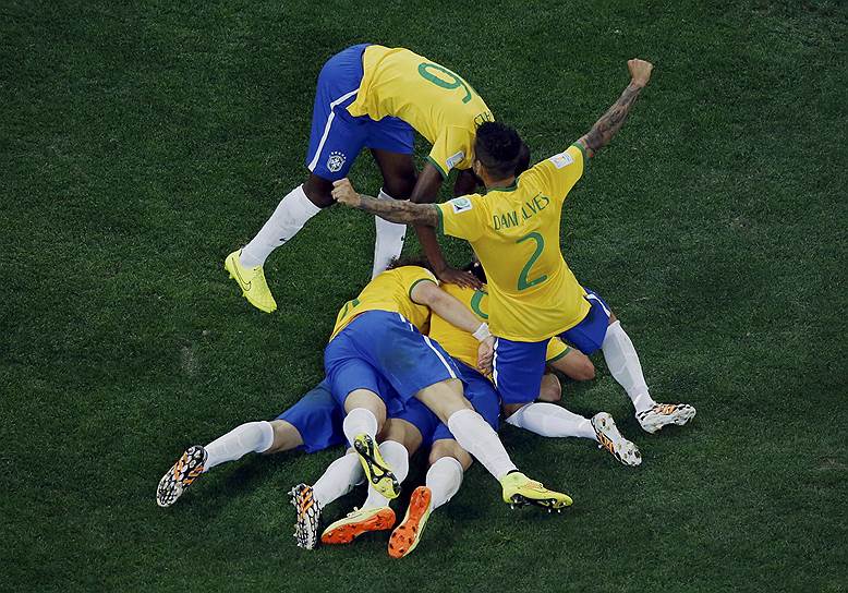Футболисты сборной Бразилии праздную третий гол