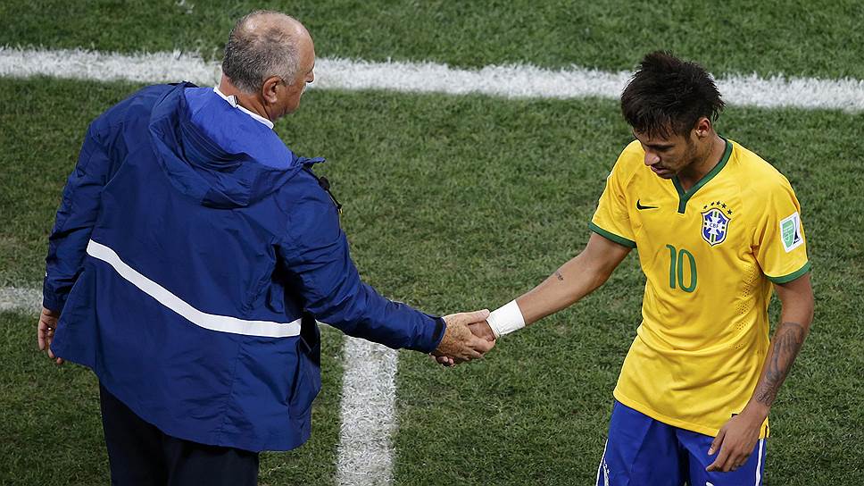 Главный тренер сборной Бразилии Луис Фелипе Сколари благодарит героя матча Неймара за хорошую игру, когда тот уходит на замену