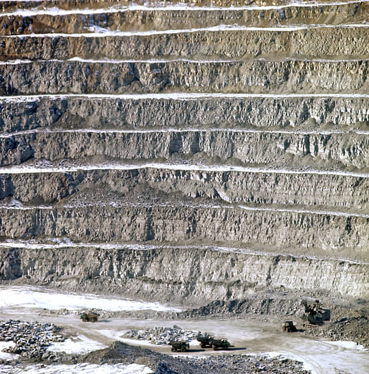 В 2001 году российская компания АЛРОСА, владеющая рудником, из-за соображений безопасности перешла на подземный способ добычи алмазов, дно рудника было законсервировано. По данным геологов, глубина залегания алмазов превышала 1 км. В 2016 году на долю подземного рудника «Мир» приходилось около 9% общей добычи алмазов группы «Алроса»