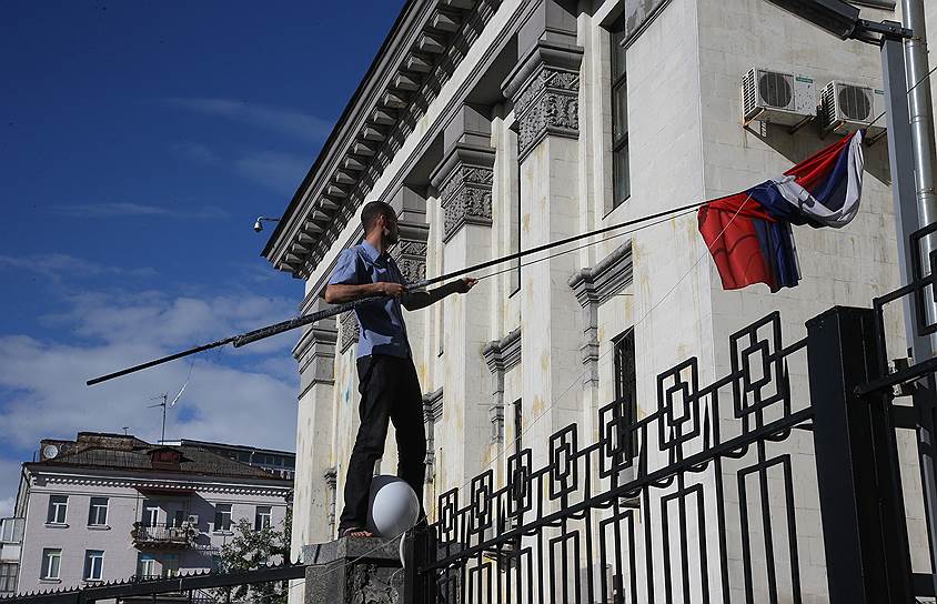 Участники акции сорвали российский флаг со здания посольства и начали разбирать брусчатку у фасада. Среди пикетчиков раздавались призывы отправить флаг РФ в Славянск