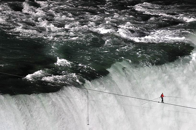 2002 год. Американец Ник Валленда стал первым человеком, прошедшим по канату через Ниагарский водопад