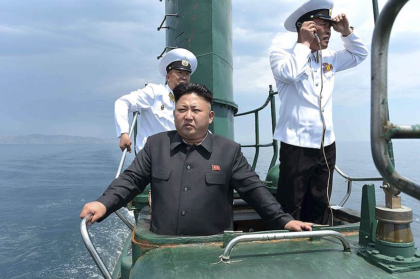 Лидер КНДР Ким Чон Ын на подводной лодке во время проверки боеготовности флота