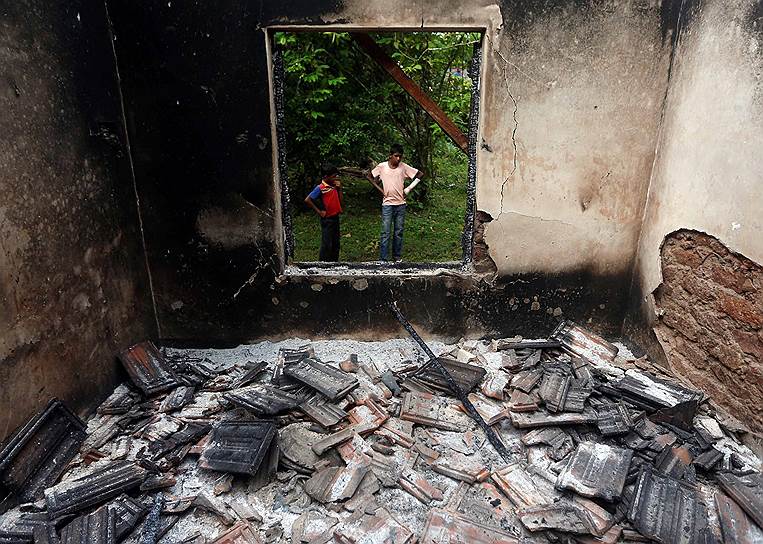 Дети у дома в Алутгаме, сгоревшего во время столкновений между шриланкийскими буддистами и мусульманами